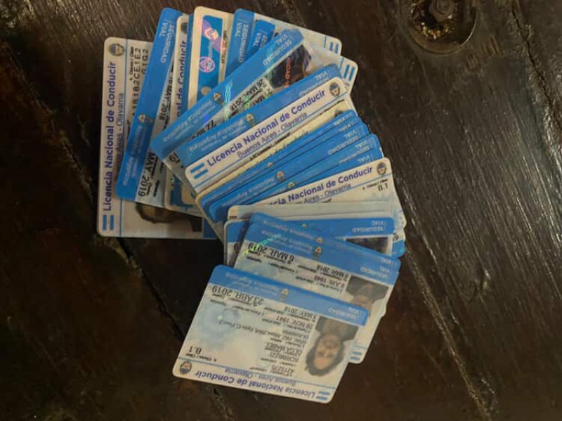 Inician causa penal por el hallazgo de licencias de conducir vencidas tiradas en la calle